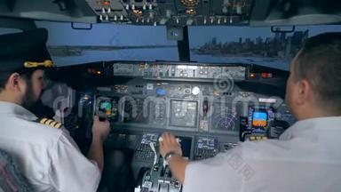 飞行员在飞行模拟器中控制空中客车。